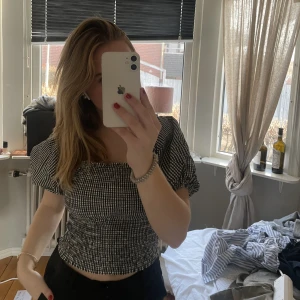 Rutig blus - Jättesöt blus i strl S! Bra skick, säljer då den ej kommer till användning längre ❤️150kr + frakt (skriv vid fler frågor/bilder)