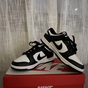 Skor - Nike dunk low retro, storlek 40. Oanvända. Finns kvittot kvar.