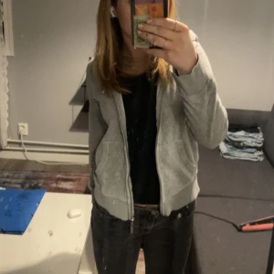 Grå ziphoodie - Vanlig grå ziphoodie som nästan aldrig är använd 