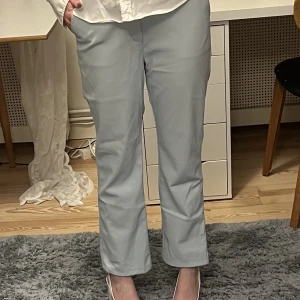 Kostymbyxor - Söta kostymbyxor i fejkläder. Endast använd ett fåtal gånger. Hör gärna av dig om du har frågor!