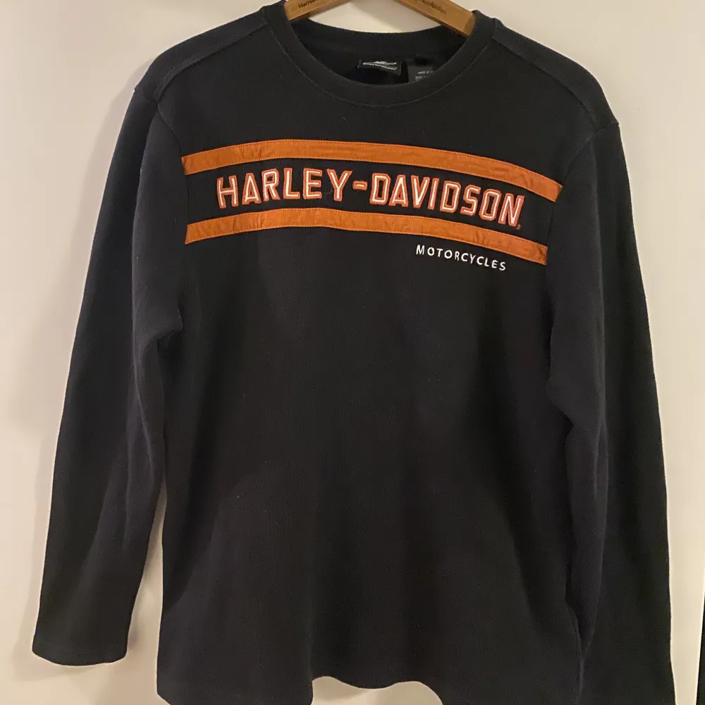 Säljer nu en vintage harley davidson tröja, den är i gott skick och av mycket god kvalitet. . Tröjor & Koftor.