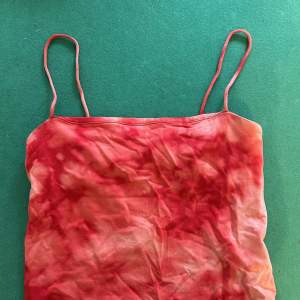 Ett fins rött linne från gina tricot som aldrig kommer till användning! Skickas tvättad.