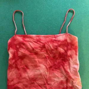 Ett fins rött linne från gina tricot som aldrig kommer till användning! Skickas tvättad.