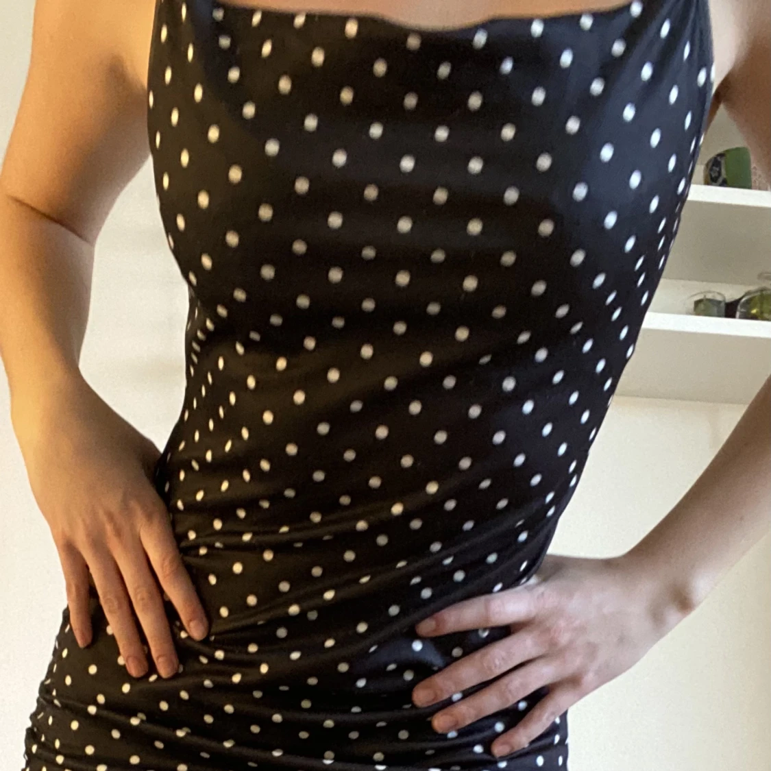 Prickig tight klänning