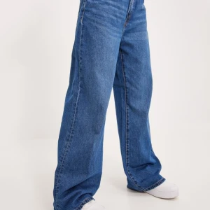 Jeans - Storlek 38, mörk blåa, jättefin och oanvänd, tog bilden från affären jag hade köpt de ifrån.