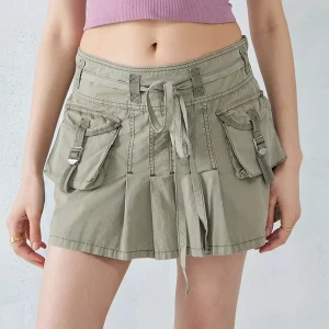 Kjol - Kjol från Urban Outfitters. Kostar €59 på hemsidan. Strykte på en egen patch där bak