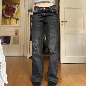 Midwaist jeans - Säljer dessa grå zarajeans som ej kommer till användning. Är midwaist och uppsydda så lite långa på mig som är 160cm. Kan sprätta upp innan postning ifall så önskas🥰