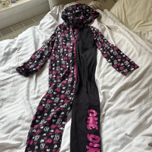 One direction onepiece  - One direction one-piece som är lite liten på mig. Står ej storlek men skulle uppskatta barnstolek 158/164!