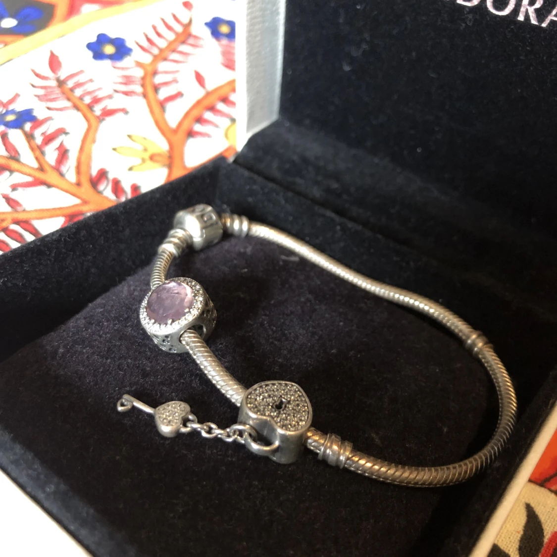 Äkta Pandora armband + 2 berlocker