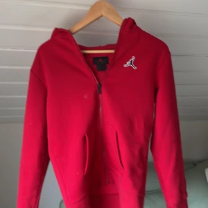 Jordan tracksuit - Cool Jordan tracksuit.🔥🔥 köpt för 1499kr Nypris. Skick: 9/10 på båda. Används inte så jätte ofta. Om ni vill köpa bara en av plaggen kontakta mig så kommer vi överens om ett pris.😁