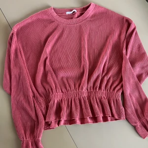 Tröja - Tröja/blus i tjockare material! Fint skick♥️ färgen är lite ljusare än vinröd