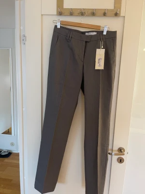 Kostymbyxor  - Oanvända gråa kostymbyxor från STOCKH LM med fint veck. Väldigt svåra att få till bra på bild då dom inte passar.skriv för fler bilder! :)  Storlek 38/L 