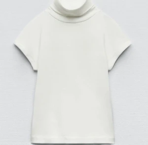 Vit zara tröja med krage - Vit zara tröja med krage som aldrig är använd❤️tröjan köptes för ungefär ett år sedan och är aldrig använd ändast tästad och är som ny💗kontakta vid intresse eller annat! 