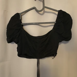Kort svart top - Jätte snygg svart top med ärmar och knytning 
