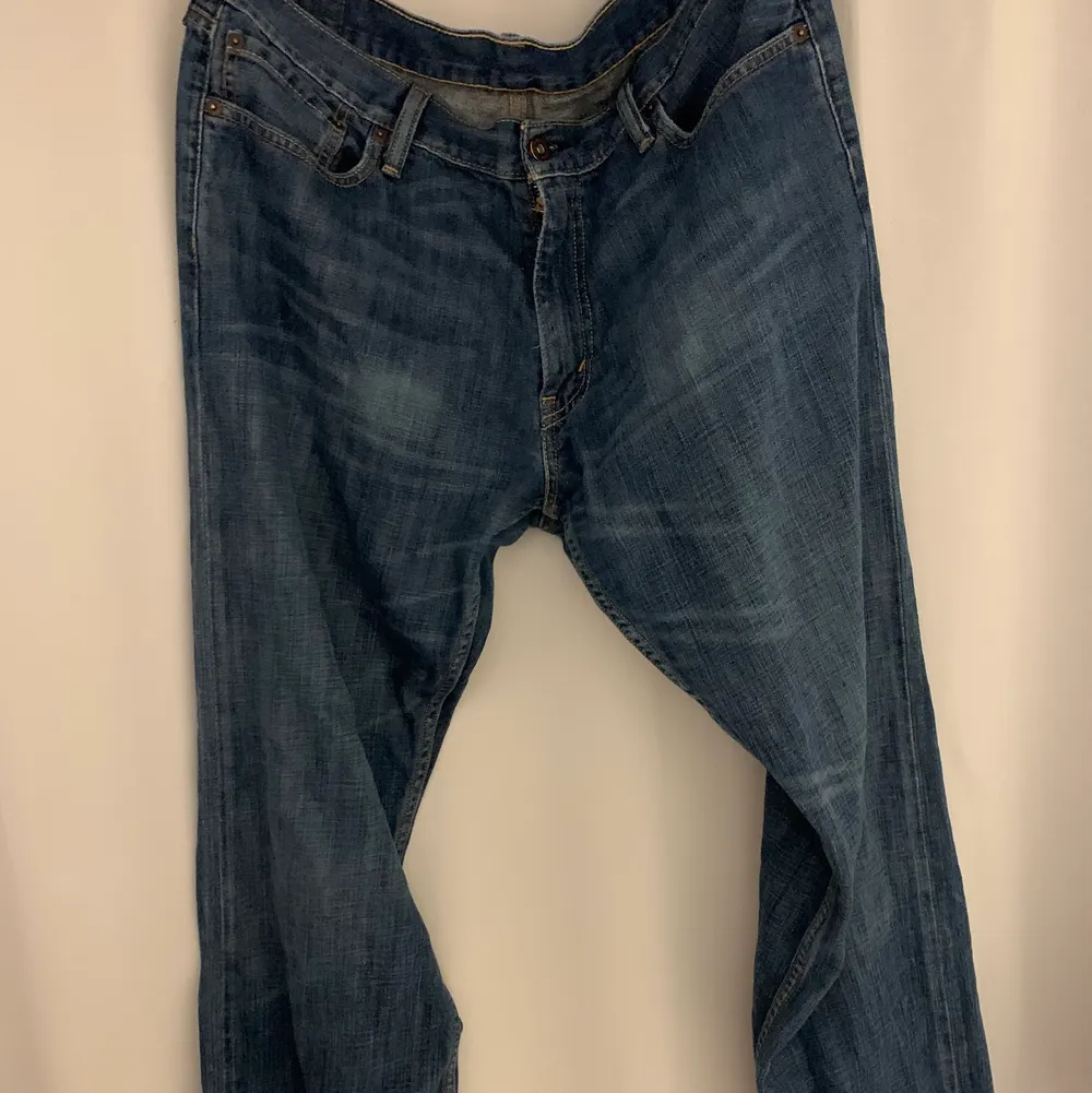 Vintage Levis 514 jeans. Dom är low waist/rise och i storkek 36/36.. Jeans & Byxor.