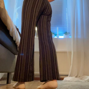 Snygga byxor i strl 34/36 - Ett bar snygga lågmidjade byxor köpte på Humana, knappt använda. Säljar pga att de är lite för korta på mig som är 168(se bild) 