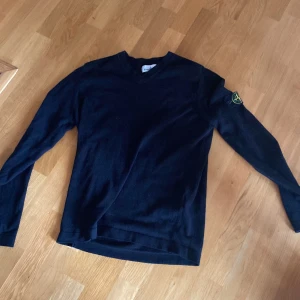 Stone island tröja  - Säljer min stone island tröja då den inte kommer till användning så mycket längre✨Den är i väldigt bra skit✨ Den är i M men passar även S✨Köparen står för frakten✨priset kan diskuteras 