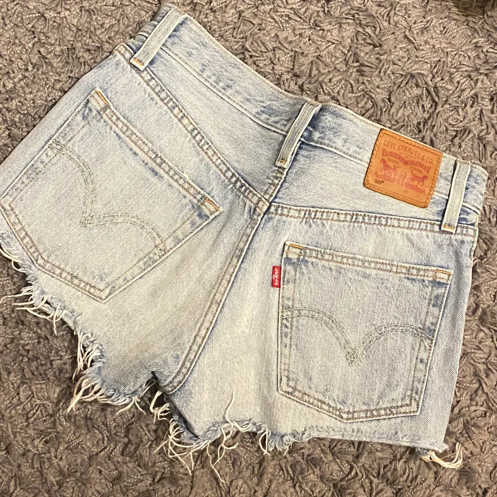 Levis Shorts (modell 501) i en ljusblå tvätt med lite slitningar. Superfina med väldigt bra passform, hittar tyvärr inte storlek men skulle säga att dom sitter som S. Aldrig använt pga fel storlek☺️. Shorts.