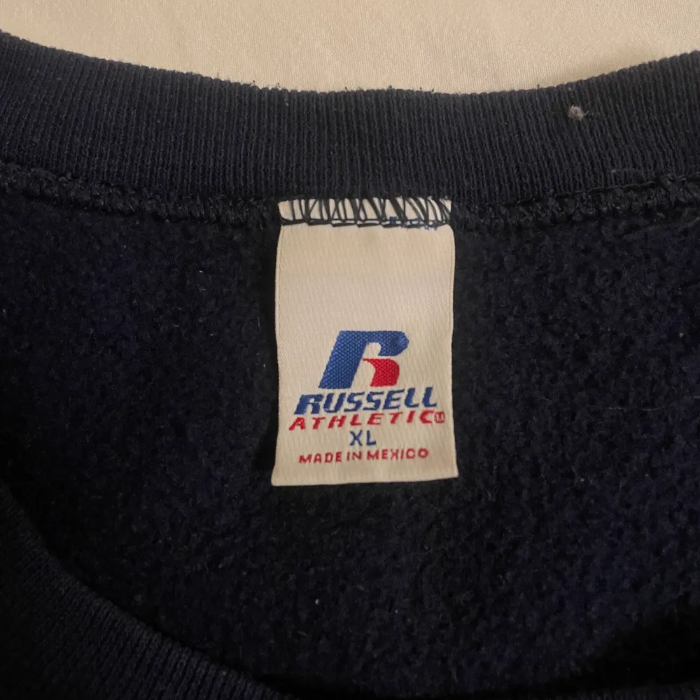 Urskön tröja från russel athletic😊 Marinblå och oversized, köpt secondhand från början🙌 priset är exklusive frakt (säljs dyrt på grund av köptes dyrt)🥰. Hoodies.