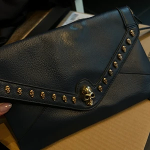 Skitcool väska  - Säljer den coolaste väskan ever!! Går att ha både med band eller som en clutch!! Den är verkligen så ball men kommer tyvärr inte till användning längre:( 