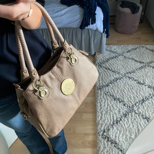 Väska  - Säljer denna mulberry väskan i en supersnygg rosa färg😍inga äkthetsbevis finns!! Perfekt som skolväska🥰 bara att trycka på ”köp nu” om du vill köpa!