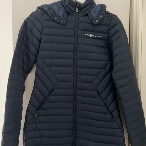 Sail racing jacka  - Höstjacka från Sailracing. Har aldrig använt denna jackan så den är i nyskick. Jackan är figursydd så sitter väldigt fint på, jag varierar mellan S och XS i mina kläder så den passar båda. 