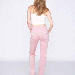 Ett par jätte fina ljus rosa juicy Couture byxor i storlek s dem är i ganska bra skick! Dem har ett litet litet hål vid fram fickan men de är lätt att fixa💗