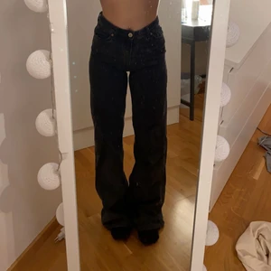 Nakd jeans strl 25 - Nakd jeans svarta med högmidja och vida ben. Sitter jätte bra vid benen och rumpan. Säljer pga att jag inte längre föredrar högmidjat🫶🏼jätte sköna och i bra skick 