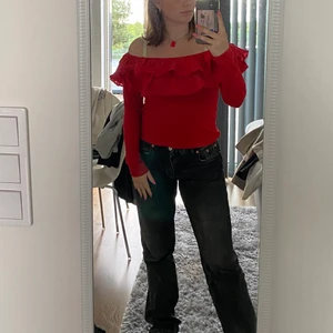 Röd topp - Denna köptes för länge sen på HM och har bara använts på en julafton typ.  Superpassande väldigt bekväm tröja men väldigt fin volang! Har likadan i svart! Storlek M och sann till storlek 