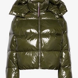 Snygg Tommy hilfiger jacka - Säljer en snygg jacka från Tommy Hilfiger💘Nyskick, nypris: 3500kr. Frakt ingår ej