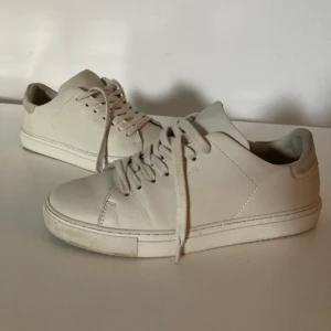 Beiga arigatos - Nästan helt oanvända beiga arigatos som är perfekta till hösten. Köpta för 2299kr men säljer så billigt då dom inte kommer till användning 