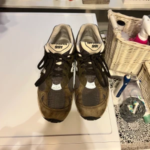 New Balance 991 - | Färg: Brun/gröna | Stlrk: Uk 10.5 | Ålder/Skick: 1år, användt skick | Ställ gärna frågor eller be om fler bilder om ni tycker att det behövs |