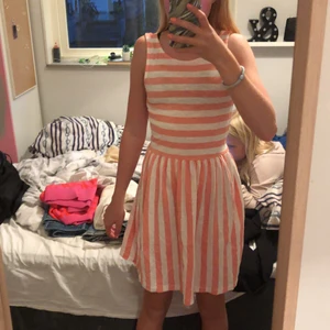 En randig klänning  - Säljer för att det inte är min stil. Kan vad åt olika håll. Pris kan diskuteras. Aldrig använd för att den för Förstorare när jag var lite och fick den. Och inte min stil. Väldigt bra sick. Som ny. 