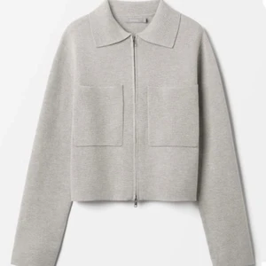 Åhléns jacka  - Säljer min tunna jacka från Åhléns som är köpt för 499 kr. Jackan är i S och har relativt långa armar. Endast använd ett fåtal gånger därför väldigt bra skick. Köparen står för frakt!