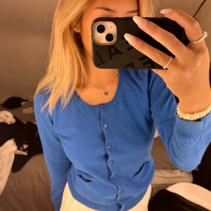 Blå kofta  - En söt blå kofta från Lindex i storlek S. Aldrig använd därav bra skick 