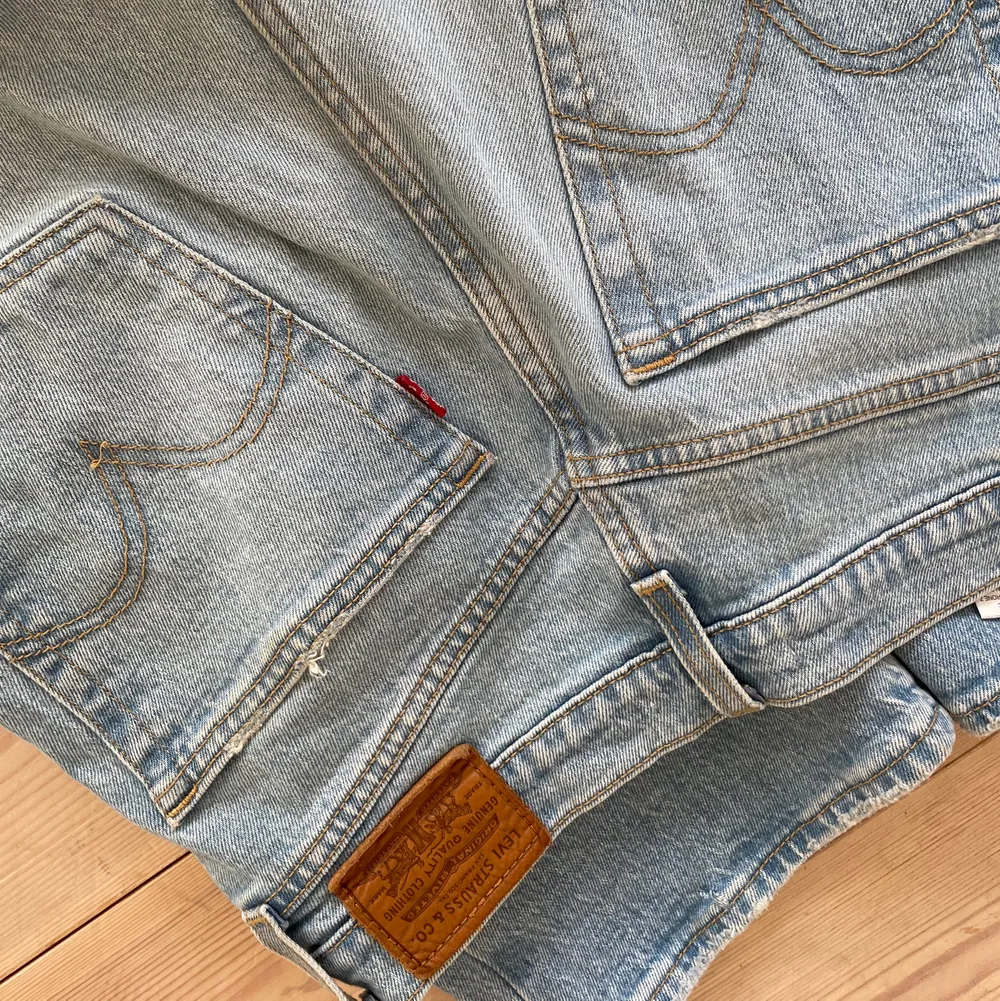 Levis jeans i storlek 28/30!! Använda max 7 gånger så i princip i nyskick!! Modellen heter Ribcage Straight. Jeans & Byxor.