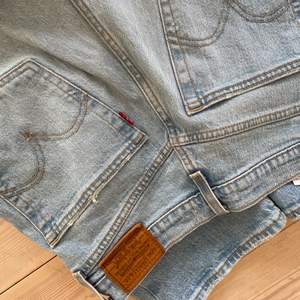 Levis jeans i storlek 28/30!! Använda max 7 gånger så i princip i nyskick!! Modellen heter Ribcage Straight