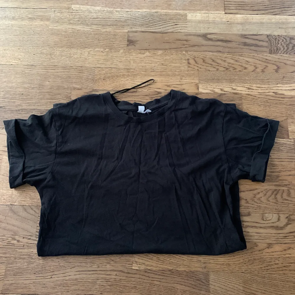 Längre t-shirt från H&M. Skrynklig från garderoben, annars i fint skick! Perfekt som pyjamas eller till ett par jeans/kjol/shorts! Storlek xs, men passar även s:) Är öppen för prisförslag och kan absolut skicka fler bilder💕. T-shirts.