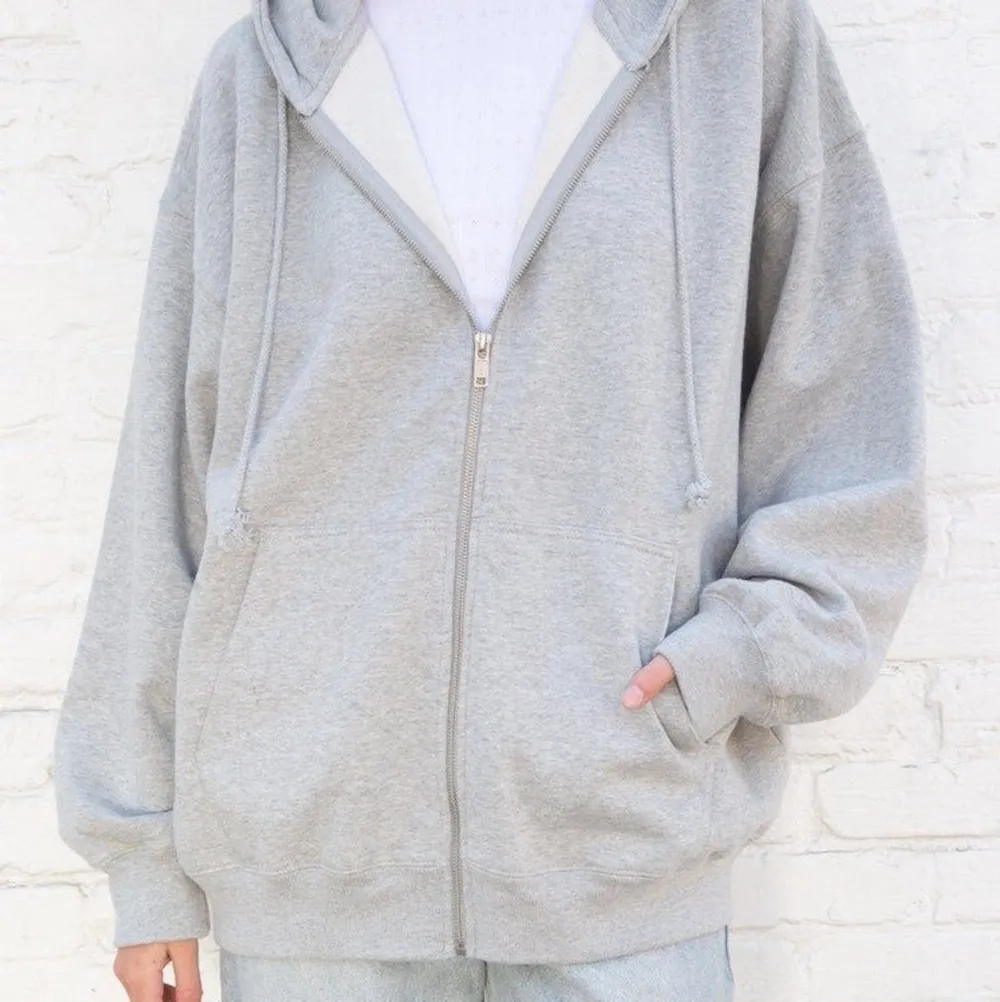 Säljer min zip-up hoodie från Brandy Melville storlek one size, exakt den på bilden. Knappt använd. 300kr + 66kr spårbar frakt✨ . Tröjor & Koftor.