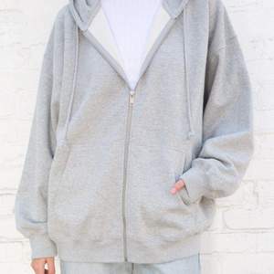 Säljer min zip-up hoodie från Brandy Melville storlek one size, exakt den på bilden. Knappt använd. 300kr + 66kr spårbar frakt✨ 