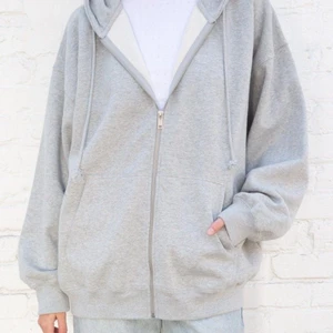 Brandy Melville zip up - Säljer min zip-up hoodie från Brandy Melville storlek one size, exakt den på bilden. Knappt använd. 300kr + 66kr spårbar frakt✨ 