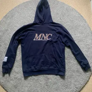 Mörkblå hoodie från Mennace storlek s som inte längre kommer till användning.