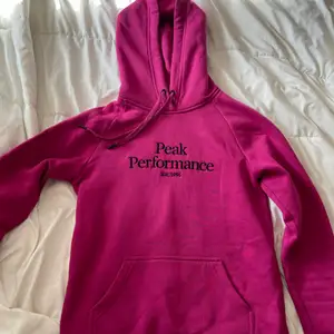 Säljer denna peak performance hoodien i en jätte fin lila/rosa färg. Storlek S.