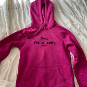 Peak performance hoodie  - Säljer denna peak performance hoodien i en jätte fin lila/rosa färg. Storlek S.