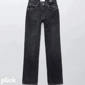 Knappt använda zara mid-rise straight jeans, säljer då de är för långa💗skriv för egna bilder pris går att diskutera 