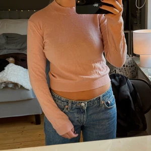 Tunn stickad rosa tröja  - Tunn stickad rosa tröja, köparen står för frakten. Är en liten tråd ska sticker ut (bild 2) men går att klippa bort❤️är storlek m men är liten passar xs-s