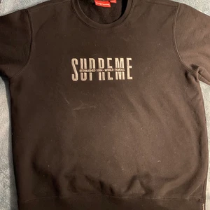 Supreme sweatshirt  - Supreme world famous crewneck, lite smuts på framsidan, annars bra skick. Tröjan sitter lite oversize men är storlek M, borde passa både M/L. Öppen för bud, köparen står för frakt.