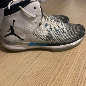 Ett par ganska använda Jordan 31 xxxi men bra skick ändå nya kostar över 2000 kr. 