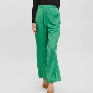 Gröna silkesbyxor  - Gröna silkesbyxor från Vero Moda i storlek L men små i storlek så mer som en M! Aldrig använda, lappen sitter kvar