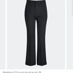 Kostymbyxor Bikbok säljes - Säljer två kostymbyxor från bikbok i både 36 och 38 båda i fint skick💖